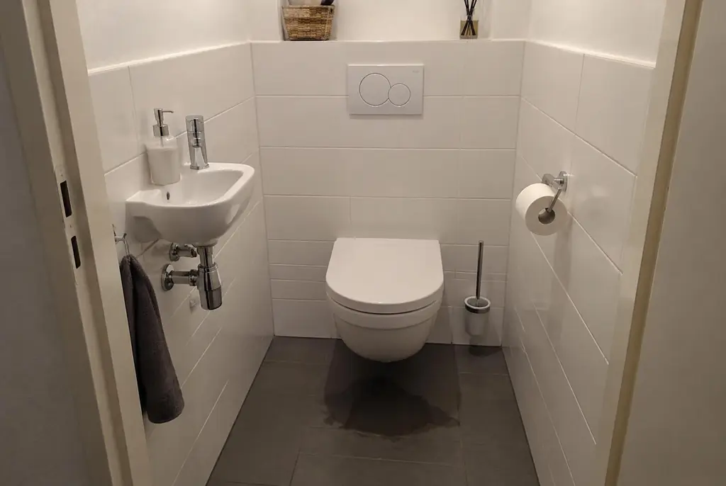 Lekdetectie Maassluis – natte vloer bij een toilet