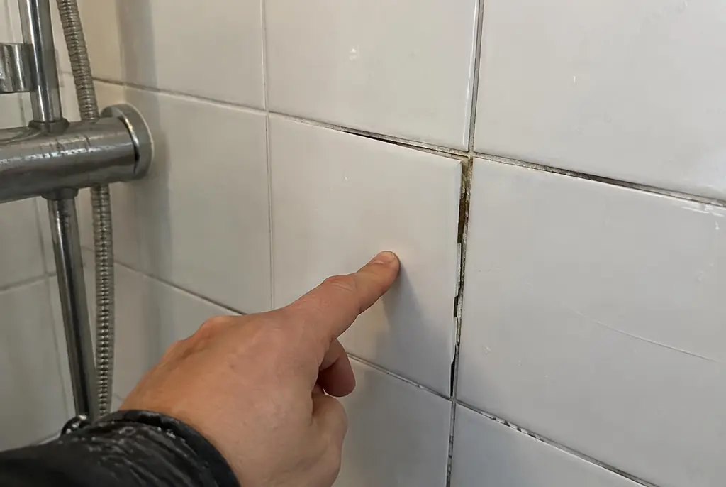 Lekdetectie Maassluis – losse, holle badkamertegels door een lekkage