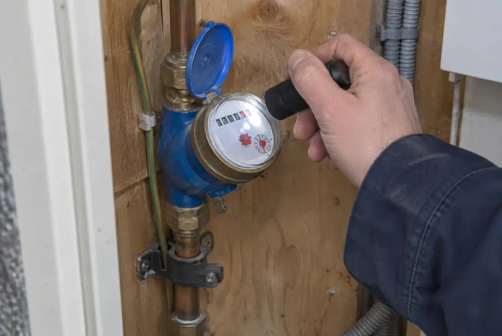 Lekdetectie Maassluis – watermeter in de meterkast controleren met een zaklamp